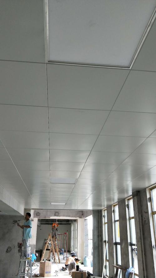 鋁扣板生產有限公司-辦公室鋁扣板吊頂優(yōu)點