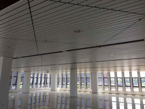 辦公室吊頂?shù)匿X扣板-辦公室穿孔鋁扣板吊頂很好用