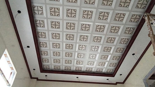 集成全屋吊頂廠家-客廳鋁扣板吊頂廠家說客廳頂層隔溫你可以這樣做