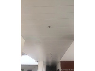 辦公室吊頂應(yīng)該選擇鋁扣板還是鋁單板？