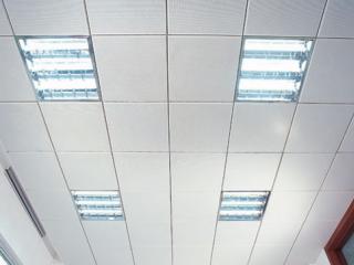 白色鋁扣板-跟客廳鋁扣板吊頂廠家看看鋁扣板吊頂怎么搭配的好看